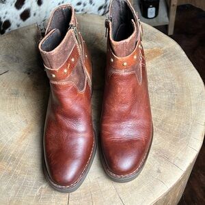 Born boots size 9. A205